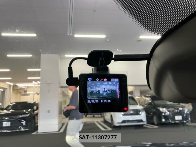 Renault MEGANE 2018-08 8781844-15
