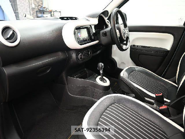 Renault TWINGO 2022-07 8132085-1