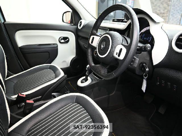 Renault TWINGO 2022-07 8132085-3