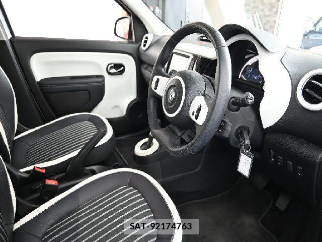 Renault TWINGO 2023-07 8209874-3