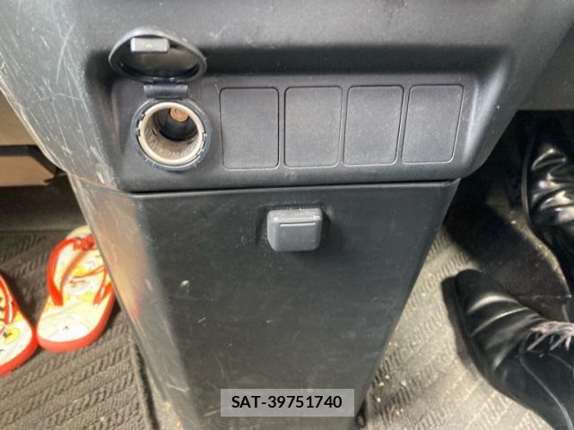 Toyota ROOMY 2019-07 7619643-17