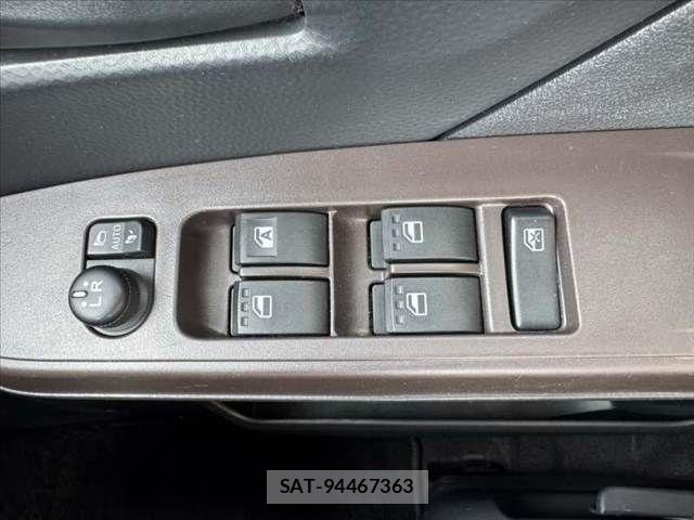 Toyota ROOMY 2017-09 7903325-27