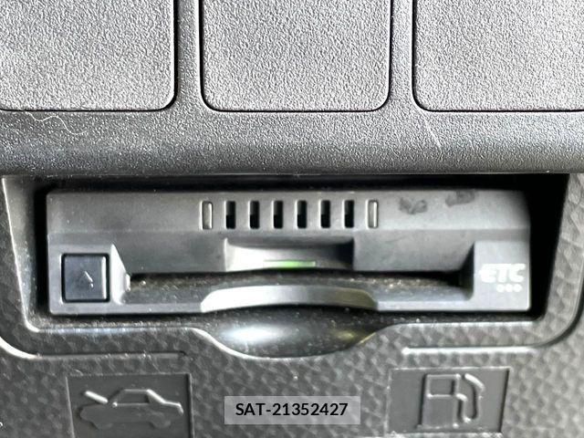 Toyota ROOMY 2018-03 8101633-6