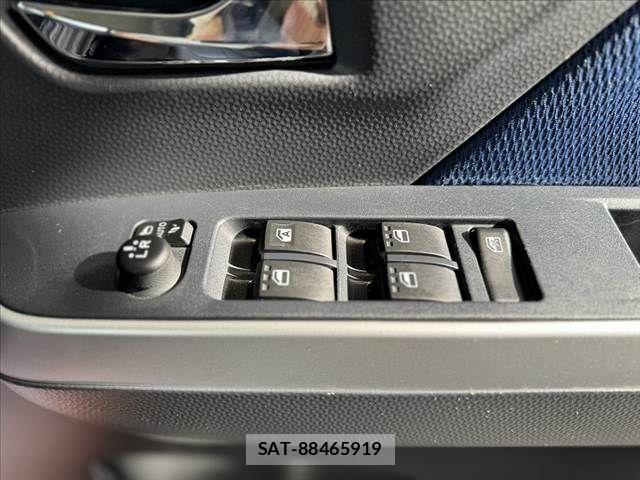 Toyota ROOMY 2017-10 8101631-25
