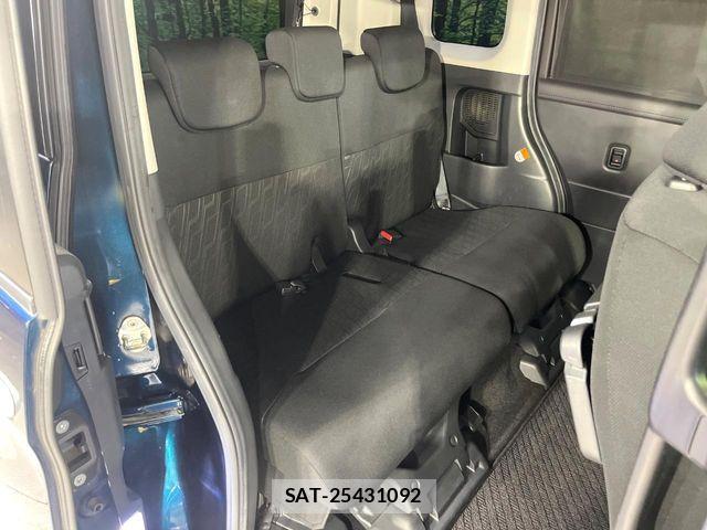 Toyota ROOMY 2017-01 8209950-8