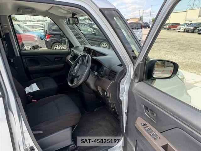 Toyota ROOMY 2022-05 8209948-9