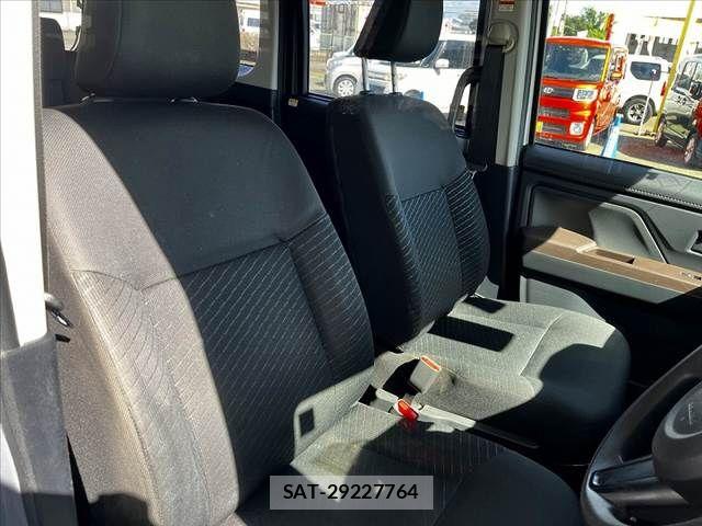 Toyota ROOMY 2018-07 8368404-21