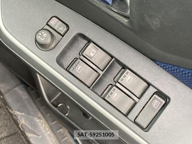 Toyota ROOMY 2017-09 8246555-13