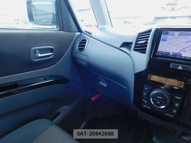 Nissan ROOX 2010-05 8038023-11