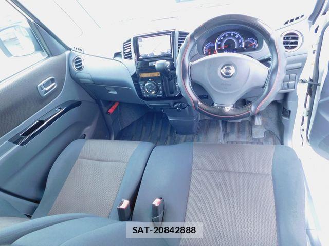 Nissan ROOX 2010-05 8038023-1