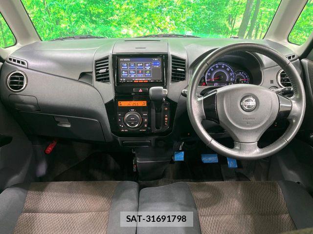 Nissan ROOX 2011-08 8132180-1