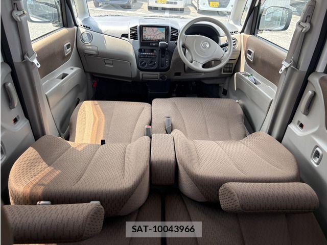 Nissan ROOX 2010-03 8146608-5
