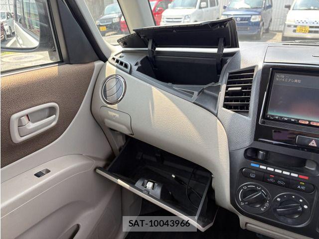 Nissan ROOX 2010-03 8146608-8