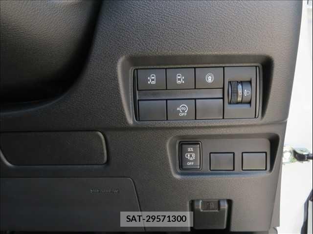 Nissan ROOX 2020-05 8209971-13