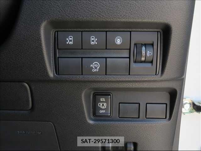 Nissan ROOX 2020-05 8209971-6