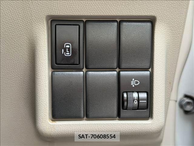 Nissan ROOX 2010-01 8209985-3
