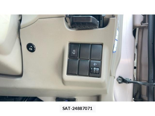 Nissan ROOX 2012-03 8231650-10
