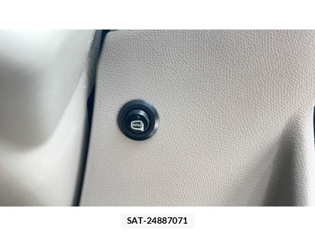 Nissan ROOX 2012-03 8231650-11