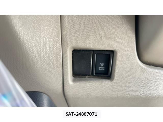 Nissan ROOX 2012-03 8231650-13