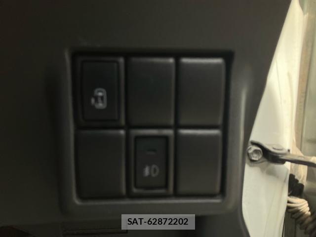 Nissan ROOX 2013-02 8368493-15