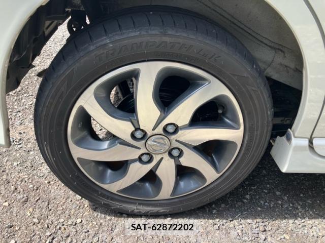 Nissan ROOX 2013-02 8368493-2