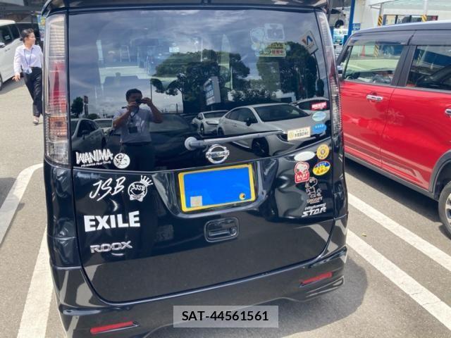 Nissan ROOX 2012-03 8368495-3
