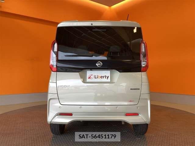 Nissan ROOX 2023-01 8486040-9