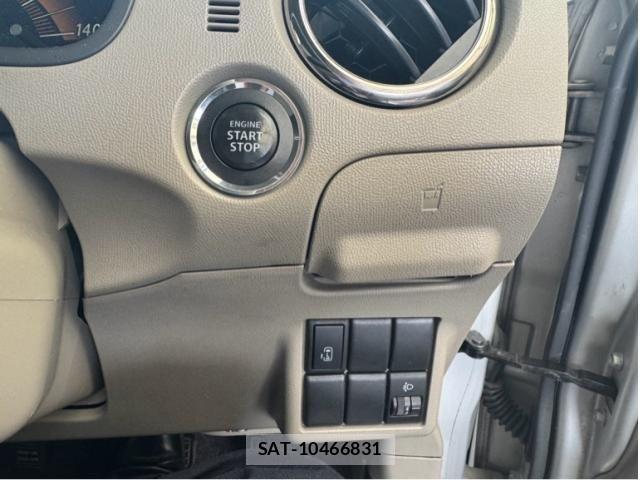 Nissan ROOX 2010-04 8661356-9