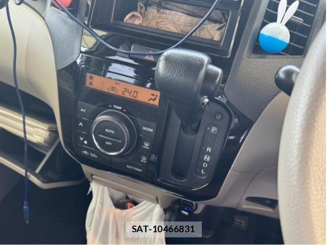 Nissan ROOX 2010-04 8661356-11