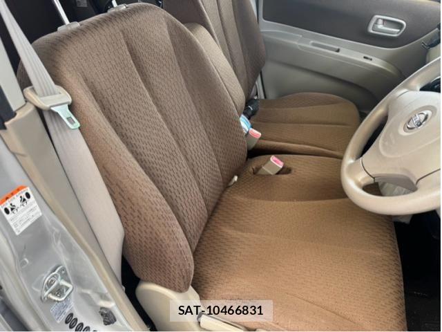Nissan ROOX 2010-04 8661356-6