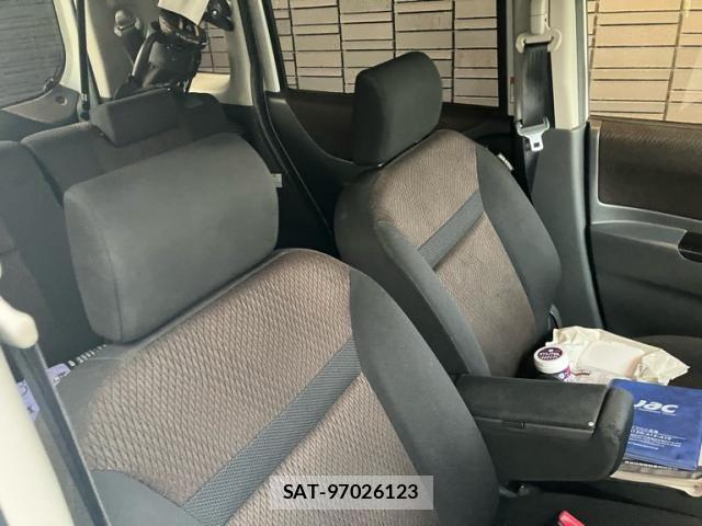 Nissan ROOX 2012-01 8686473-9