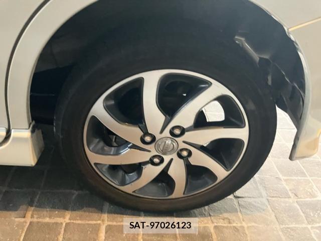 Nissan ROOX 2012-01 8686473-6