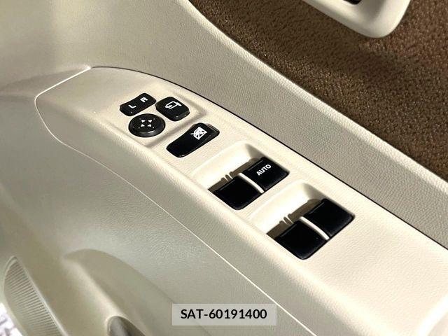 Nissan ROOX 2012-07 8781890-5