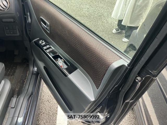 Nissan ROOX 2010-04 8781891-9