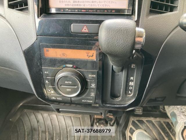 Nissan ROOX 2011-08 8797376-17