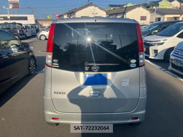 Nissan ROOX 2011-02 8831399-9