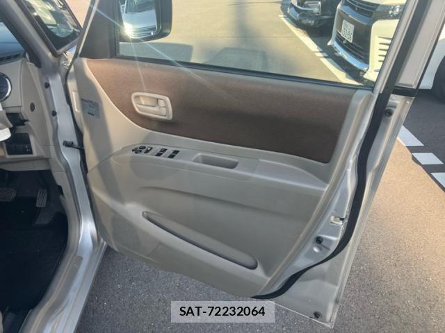 Nissan ROOX 2011-02 8831399-11