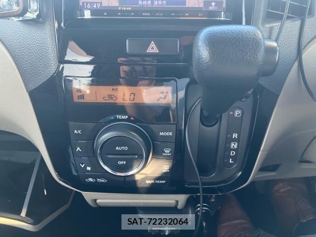 Nissan ROOX 2011-02 8831399-21