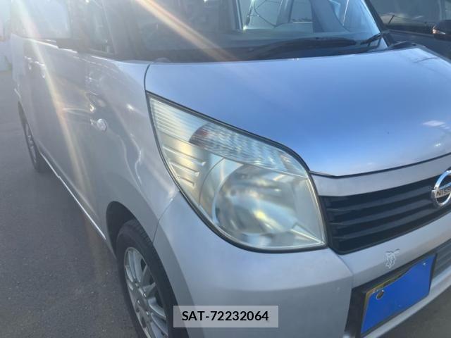 Nissan ROOX 2011-02 8831399-3