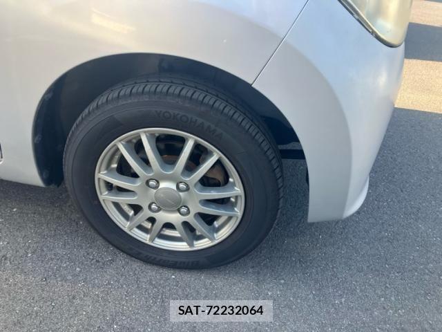 Nissan ROOX 2011-02 8831399-4