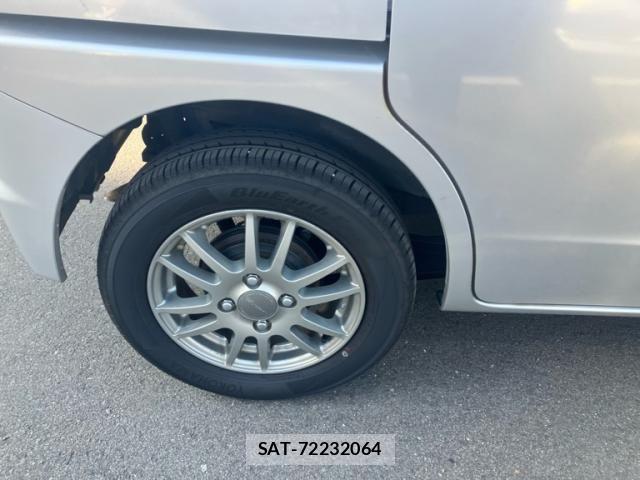 Nissan ROOX 2011-02 8831399-5