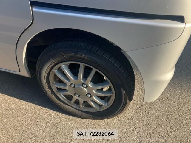 Nissan ROOX 2011-02 8831399-6