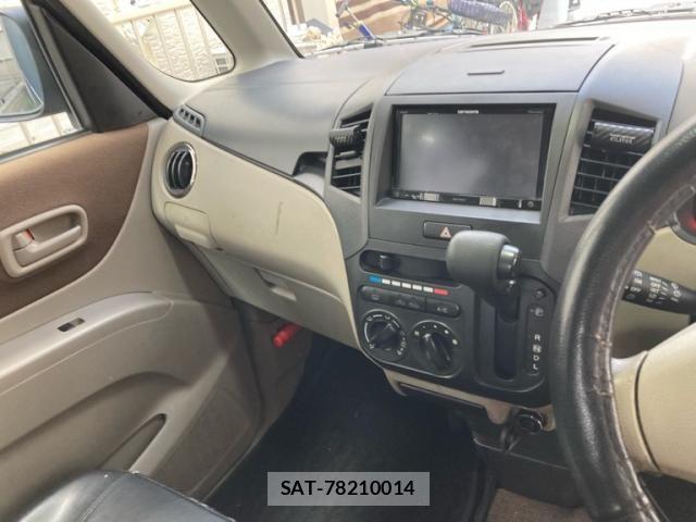 Nissan ROOX 2010-11 8831401-21