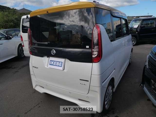 Nissan ROOX 2022-08 8831396-6