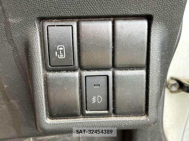 Nissan ROOX 2010-08 8849896-8
