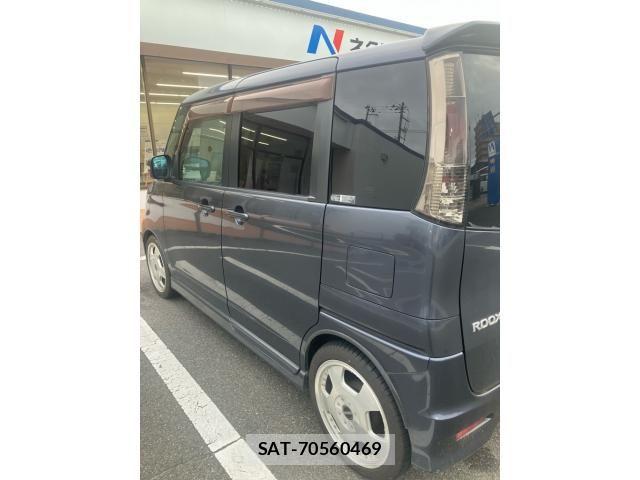 Nissan ROOX 2010-04 8881951-5