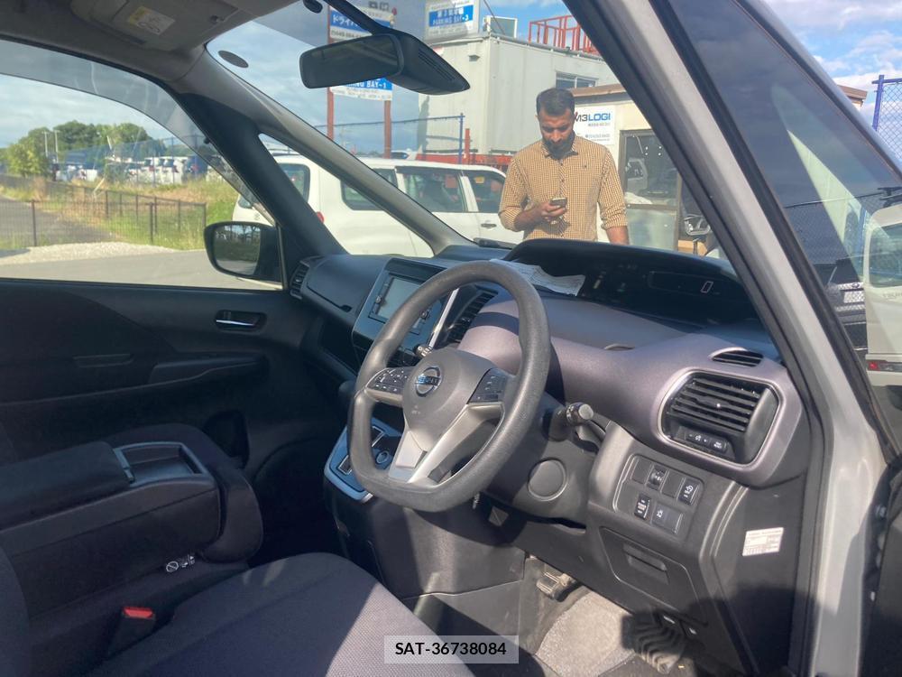 Nissan SERENA 2018 1300089-11