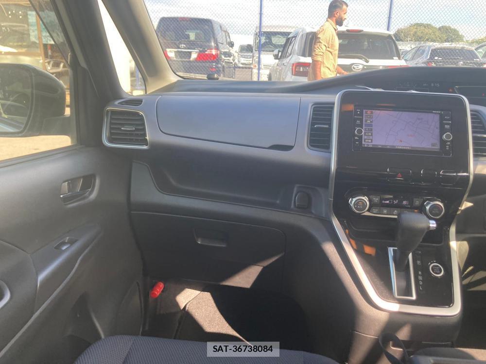 Nissan SERENA 2018 1300089-17