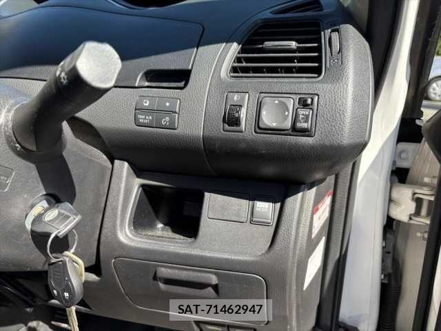 Nissan SERENA 2013-01 1323219-17