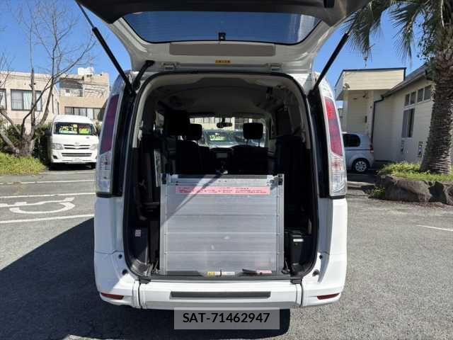Nissan SERENA 2013-01 1323219-6